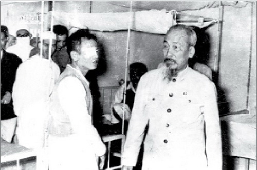 Bác Hồ thăm bệnh nhân điều trị nội trú tại Viện Mắt năm 1956.     Ảnh tư liệu
