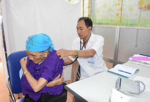 Người  cao tuổi cần thường  xuyên khám sức khỏe định kỳ.