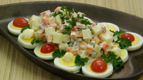 Các đồ béo như xa lát trộn cùng mayonnaise là những món người bệnh suy giáp nên tránh.