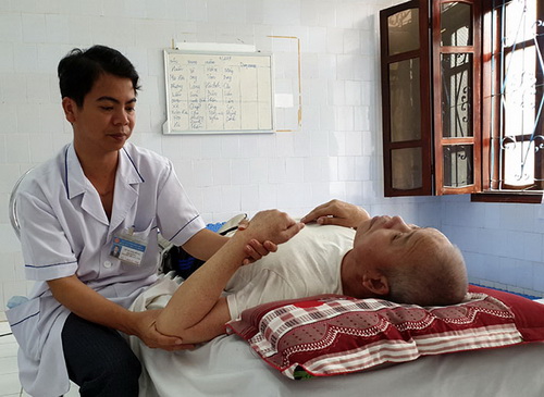 Y, bác sĩ Bệnh viện Y học cổ truyền tỉnh xoa bóp phục hồi chức năng cho bệnh nhân di chứng sau tai biến.