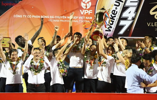 Hà Nội FC là CLB bóng đá đầu tiên của Việt Nam bảo vệ thành công ngôi vô địch V-League.