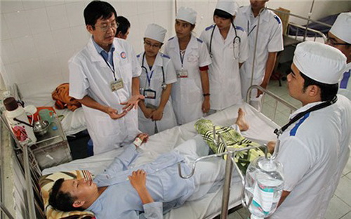 Sinh viên y khoa đi thực tập tại bệnh viện.