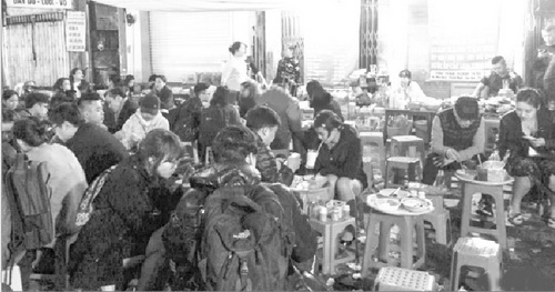 Hàng quán ăn đêm luôn nhộn nhịp từ tối đến sau 12 giờ. Hàng quán ăn đêm luôn nhộn nhịp từ tối đến sau 12 giờ.