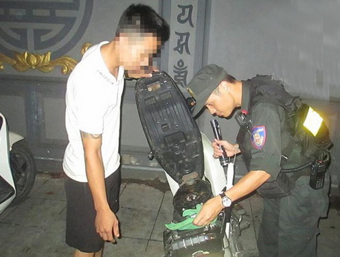 Cảnh sát 141 kiểm tra người tham gia giao thông có biểu hiện nghi vấn. Cảnh sát 141 kiểm tra người tham gia giao thông có biểu hiện nghi vấn.
