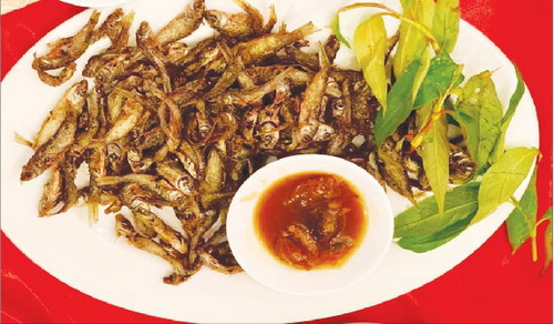 Cá linh chiên chấm mắm me.