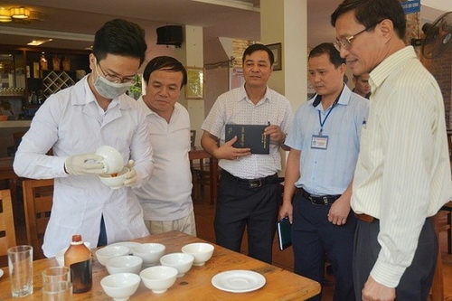 Đoàn liên ngành kiểm tra an toàn vệ sinh thực phẩm thành phố lấy mẫu thực phẩm nhanh để xét nghiệm. Đoàn liên ngành kiểm tra an toàn vệ sinh thực phẩm thành phố lấy mẫu thực phẩm nhanh để xét nghiệm.