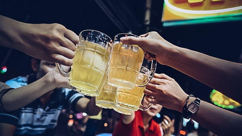 Lạm dụng rượu bia có thể dẫn đến xơ gan.