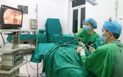 Kíp phẫu thuật cho bệnh nhân.