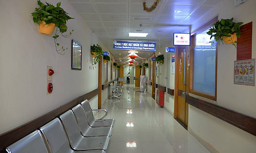 Hành lang BV Nội tiết bố trí nhiều cây xanh và ghế ngồi chờ khám đẹp đẽ.