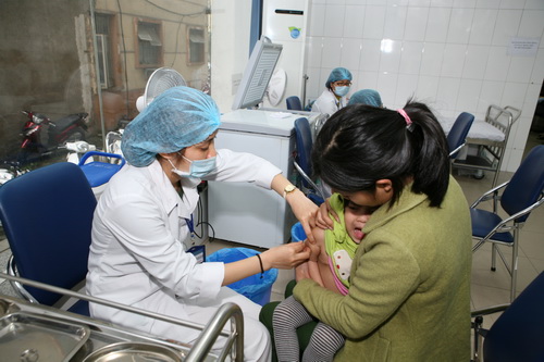 Tiêm vắc-xin phòng cúm cho trẻ là biện pháp phòng bệnh tốt nhất. Ảnh: TM