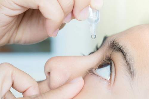 Có nhiều nguyên nhân gây khô mắt nên việc dùng thuốc cần phải tuân theo chỉ định của bác sĩ.