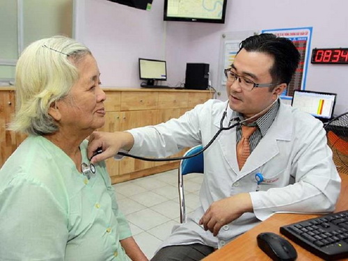 Người bác sĩ với tấm lòng nhân hậu luôn tìm mọi cách cứu chữa cho bệnh nhân (ảnh minh họa).