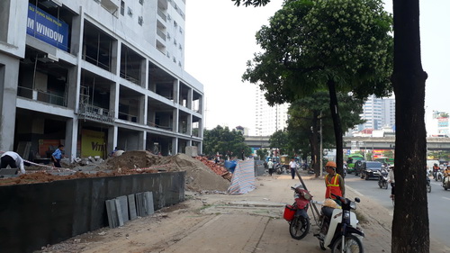 Nhiều công trình xây dựng ở Hà Nội không che chắn, hành người dân.