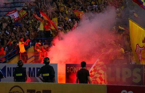 Vấn nạn pháo sáng tại V-League 2019.