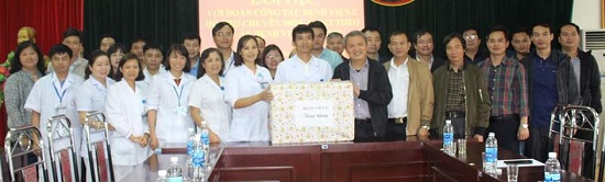 Đoàn công tác BV E thăm và tặng quà cho Trung tâm Y tế huyện Tam Đường, Lai Châu. Ảnh: Phương Thúy