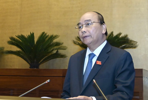 Thủ tướng Nguyễn Xuân Phúc trình bày báo cáo trước Quốc hội.