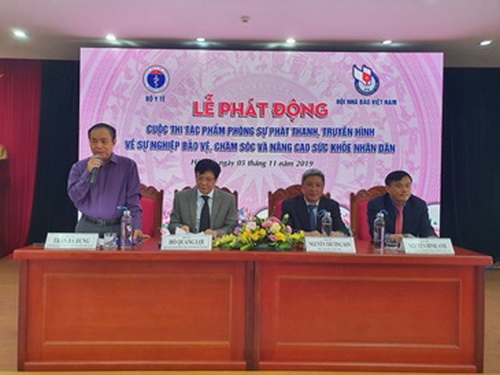 Đoàn chủ tọa trả lời những câu hỏi của phóng viên xung quanh cuộc thi tại lễ phát động. Đoàn chủ tọa trả lời những câu hỏi của phóng viên xung quanh cuộc thi tại lễ phát động.