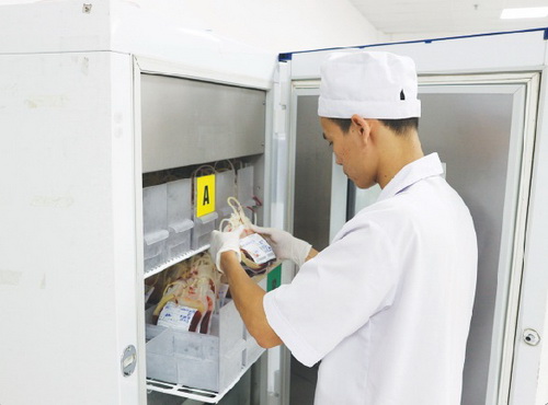 Lê Văn Sỹ kiểm tra Ngân hàng máu.