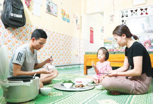 Bữa cơm chiều hạnh phúc của gia đình nhỏ.