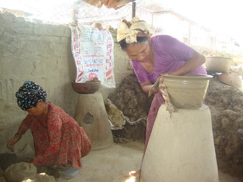 Nghệ nhân Phan làm gốm.
