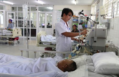 Bác sĩ Nguyễn Việt Hải tận tình chăm sóc bệnh nhân, luôn hết lòng vì người bệnh.