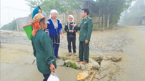 Trung tá Tạ Quang Thái luôn gần dân bám bản, làm tốt công tác vệ sinh môi trường, phòng ngừa dịch bệnh.