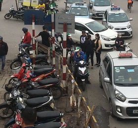 Tình trạng lộn xộn tại khu vực cổng Bệnh viện Bạch Mai. (Ảnh chụp ngày 14/11)