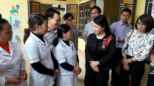 Bộ trưởng Bộ Y tế Nguyễn Thị Kim Tiến trò chuyện với cán bộ y tế của Trạm Y tế xã Hat Liu, huyện Trạm Tấu, tỉnh Yên Bái. Bộ trưởng Bộ Y tế Nguyễn Thị Kim Tiến trò chuyện với cán bộ y tế của Trạm Y tế xã Hat Liu, huyện Trạm Tấu, tỉnh Yên Bái.