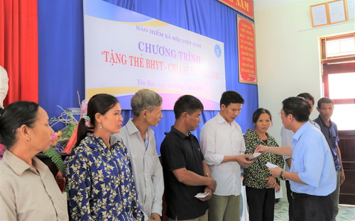 Trao tặng thẻ BHYT cho người dân huyện Văn Yên, tỉnh Yên Bái. Trao tặng thẻ BHYT cho người dân huyện Văn Yên, tỉnh Yên Bái.