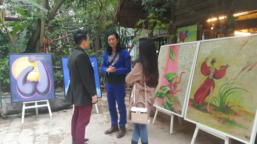 Đào Anh Khánh với những bức họa khỏa thân.