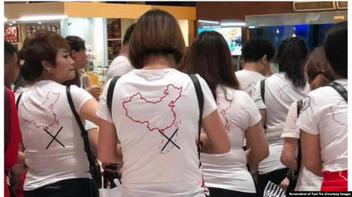 Đường lưỡi bò phi pháp in trên áo của nhóm khách du lịch Trung Quốc tại sân bay Cam Ranh, Khánh Hòa (X). Ảnh: TTO