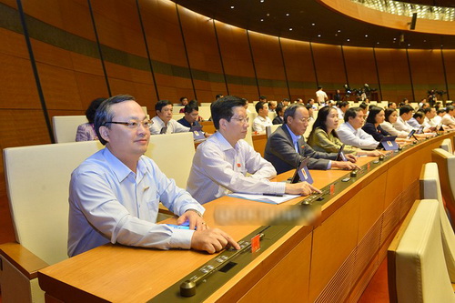 Các đại biểu bấm nút thông qua nhiều nghị quyết quan trọng.