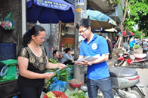 Đoàn thanh niên BHXH TP. Hải Phòng tuyên truyền về chính sách BHXH tại chỗ cho bà con.