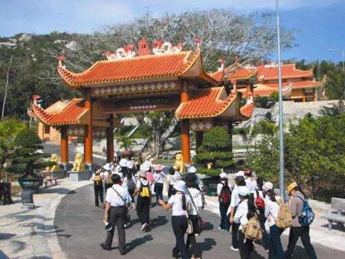 Lên di tích chiến khu Minh Đạm.