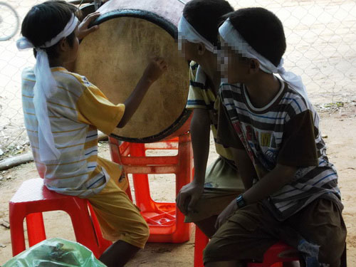 Từng có nhiều cái chết thương tâm vì ngộ độc rượu cồn, thịt cóc, để đàn con trẻ bơ vơ.