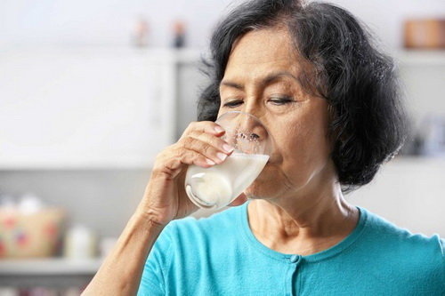 Có thể bổ sung nước cho người cao tuổi bằng các loại nước hoa quả, sữa.