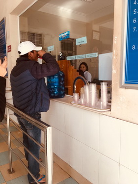 Bệnh nhân đến cơ sở điều trị uống methadone hàng ngày.