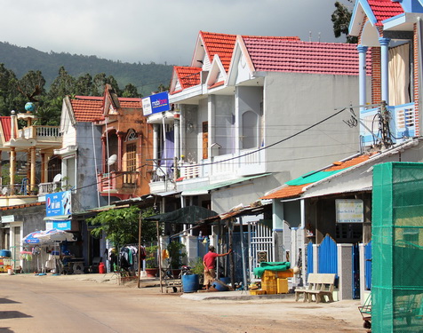 Nhiều gia đình khá giả lên nhờ làm lưới lồng.