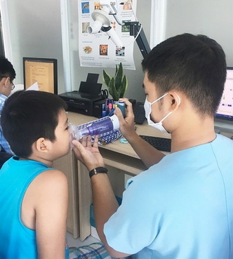Trẻ bị ho được test hen suyễn