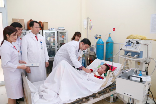 BSCKII. Vi Hồng Kỳ đang khám cho bệnh nhi bị viêm tủy cắt ngang đang điều trị tại BVĐK Mộc Châu.