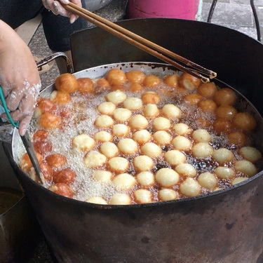 Thực phẩm chiên rán, sử dụng nhiều phẩm màu không chỉ gây ngộ độc mà còn có thể gây ung thư.