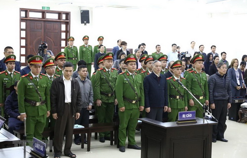 Các bị cáo tại phiên xét xử.