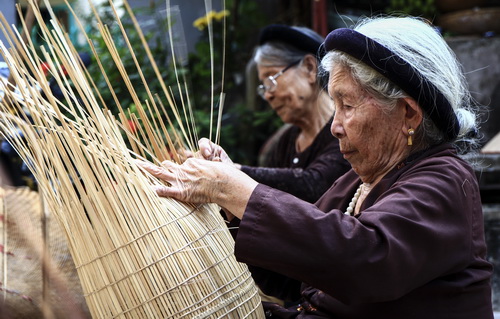 Nghề đan cần sự khéo tay và tỉ mỉ.