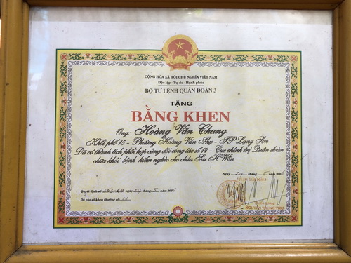 Bằng khen của Bộ Tư lệnh Quân đoàn 3 tặng ông Hoàng Văn Chung do có công trong việc phối hợp với Cục Chính trị Quân đoàn chữa bệnh cho dân. Bằng khen của Bộ Tư lệnh Quân đoàn 3 tặng ông Hoàng Văn Chung do có công trong việc phối hợp với Cục Chính trị Quân đoàn chữa bệnh cho dân.