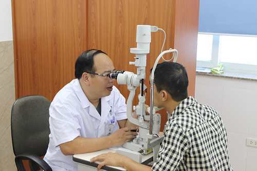 Khám mắt cho bệnh nhân đánh giá tình trạng bệnh.
