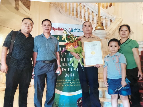 Ông Hoàng Văn Chung cùng gia đình năm 2014. Ông Hoàng Văn Chung cùng gia đình năm 2014.