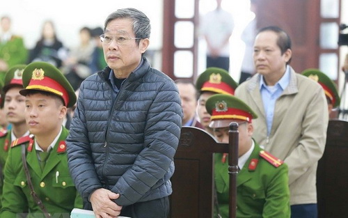Bị cáo Nguyễn Bắc Son và bị cáo Trương Minh Tuấn tại phiên xét xử.