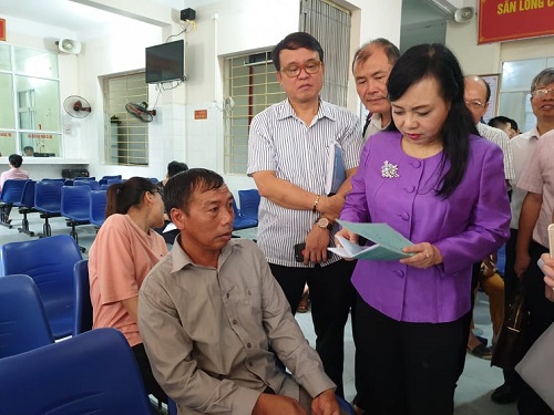 Bộ trưởng khảo sát người dân đánh giá về chất lượng khám chữa bệnh trong một lần đi thực tế tại bệnh viện.