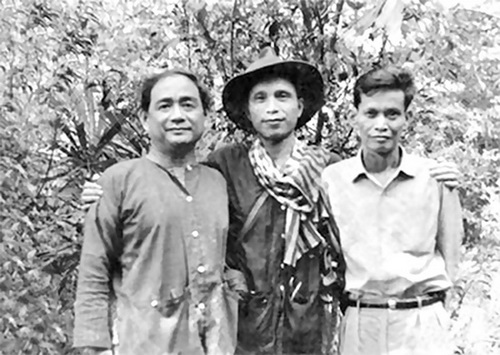 Nhà văn Nguyễn Văn Bổng (đứng giữa) thời kỳ ở chiến trường miền Nam.