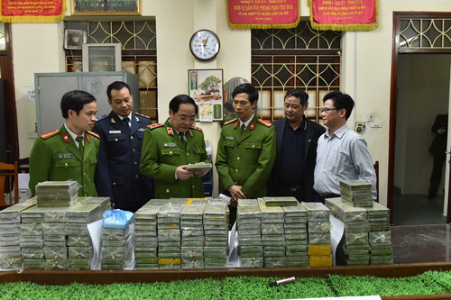 Lực lượng chức năng thu giữ tang vật một vụ mua bán trái phép chất ma túy.